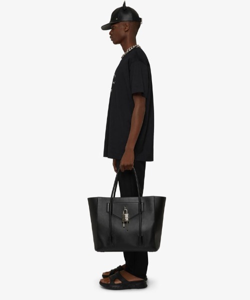 GIVENCHY（ジバンシイ）の「トロンプルイユ エフェクトのGIVENCHY オーバーサイズ Tシャツ（Tシャツ/カットソー・メンズ・ブラック・SMALL/MEDIUM/LARGE/X-SMALL）」の4枚目の写真