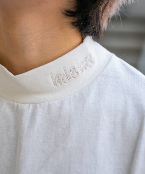 BROKEN BASE（ブロークンベース）の「ロゴモックネックロングスリーブTシャツ（Tシャツ/カットソー・メンズ・ホワイト/ネイビー・MEDIUM/LARGE）」の6枚目の写真