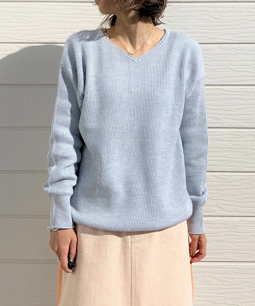 Q（キュー）の「両畦バイカラーVネックニット（ニット/セーター・レディース・ライトグレー/ベビーピンク・MEDIUM）」の3枚目の写真