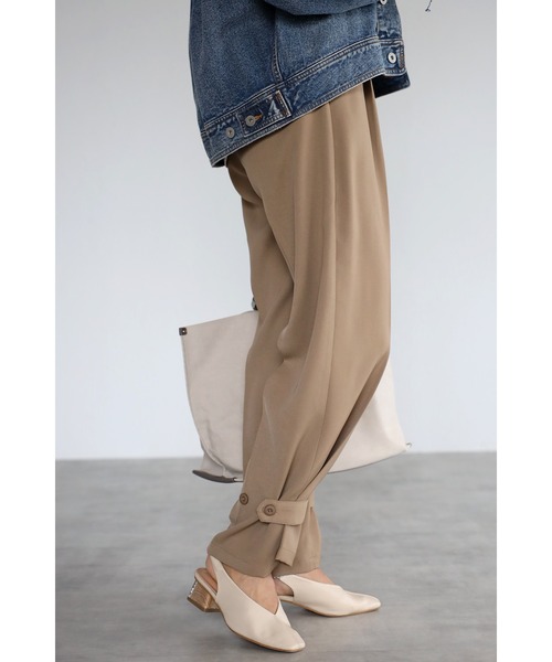 Bonjour Sagan(ボンジュールサガン)の「アンクルベルトスラックス(その他パンツ・レディース・ベージュ/ブラック・MEDIUM/LARGE)」の2枚目の写真