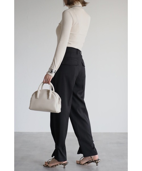 Bonjour Sagan(ボンジュールサガン)の「アンクルベルトスラックス(その他パンツ・レディース・ベージュ/ブラック・MEDIUM/LARGE)」の7枚目の写真