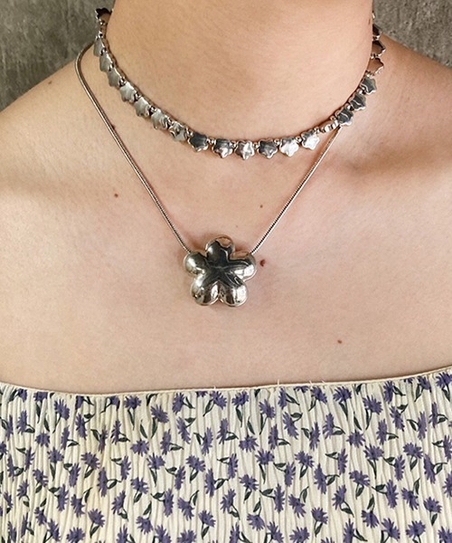 Casselini（キャセリーニ）の「Casselini(キャセリーニ)フラワーネックレス（ネックレス・レディース・シルバー/ゴールド・FREE）」の2枚目の写真