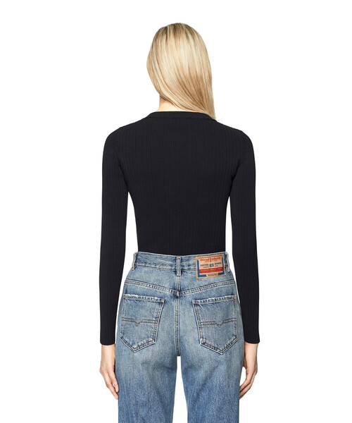 DIESEL(ディーゼル)の「レディース 長袖トップス リブ アイコニックロゴ(ニット/セーター・レディース・ホワイト/ブラック・LARGE/MEDIUM/X-LARGE/SMALL)」の17枚目の写真