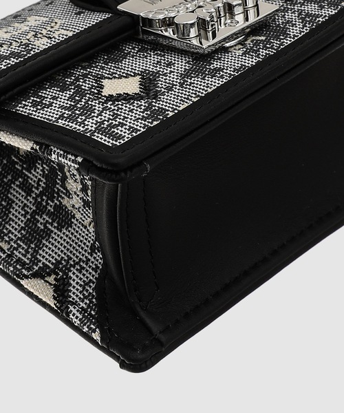 MCM（エムシーエム）の「【期間限定5/19まで】チェーン ウォレット - ヴィンテージ モノグラム ジャカード（ウォレットチェーン・レディース・グレー・mini）」の4枚目の写真