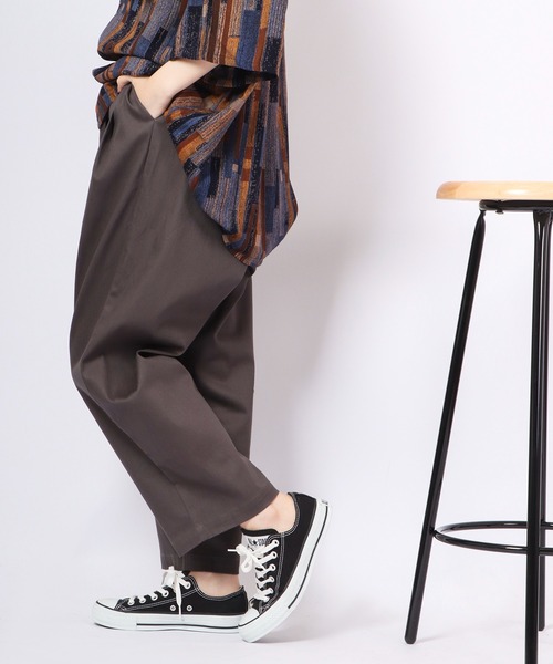 Revo.（レボ）の「Revo. 縦スラブストレッチツイル２タックワイドテーパードパンツ（チノパンツ・メンズ・ブラック/ダークグレー/カーキ/アイボリー・1/2）」の7枚目の写真