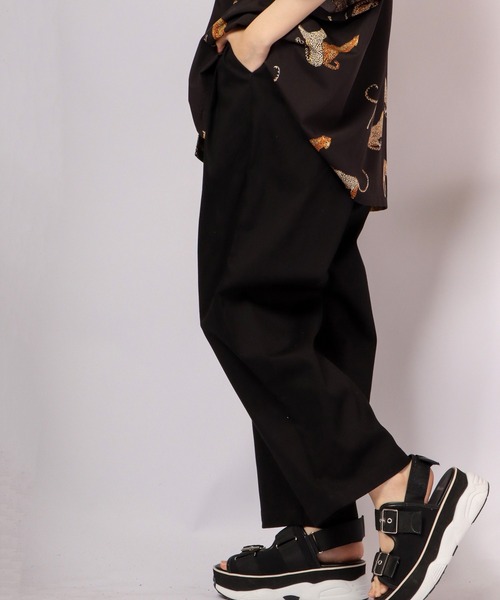 Revo.（レボ）の「Revo. 縦スラブストレッチツイル２タックワイドテーパードパンツ（チノパンツ・メンズ・ブラック/ダークグレー/カーキ/アイボリー・1/2）」の19枚目の写真