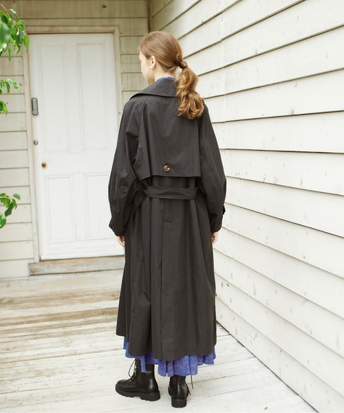INED CLARO(イネドクラロ)の「オーバーサイズトレンチコート(トレンチコート・レディース・ブラック/キャメル・フリー)」の9枚目の写真