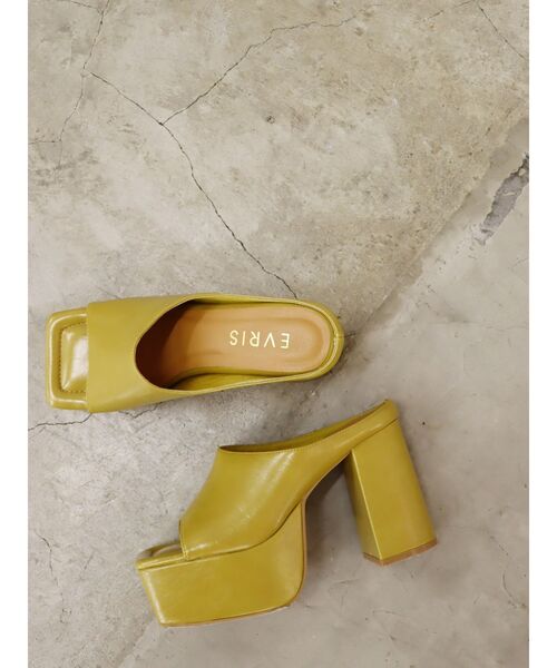 EVRIS(エヴリス)の「スクエアトゥチャンキーヒールサンダル(サンダル・レディース・ブラック/マスタード/ホワイト・SMALL/MEDIUM/LARGE)」の1枚目の写真