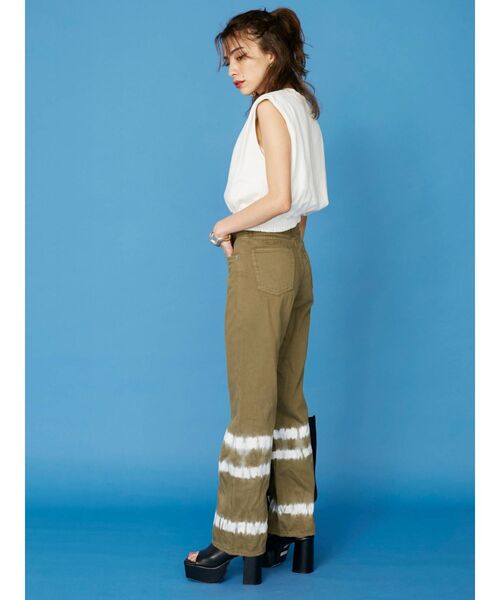 EVRIS(エヴリス)の「スクエアトゥチャンキーヒールサンダル(サンダル・レディース・ブラック/マスタード/ホワイト・SMALL/MEDIUM/LARGE)」の7枚目の写真