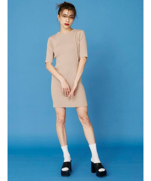 EVRIS(エヴリス)の「スクエアトゥチャンキーヒールサンダル(サンダル・レディース・ブラック/マスタード/ホワイト・SMALL/MEDIUM/LARGE)」の8枚目の写真