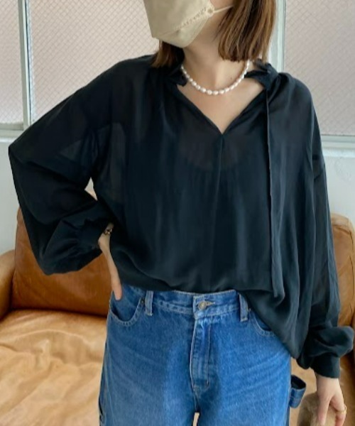 RIVE DROITE（リヴドロワ）の「繊細さと甘さのバランスが◎/ソフトボイルフリルカラーブラウス（シャツ/ブラウス・レディース・オフホワイト/ブラック・FREE）」の2枚目の写真