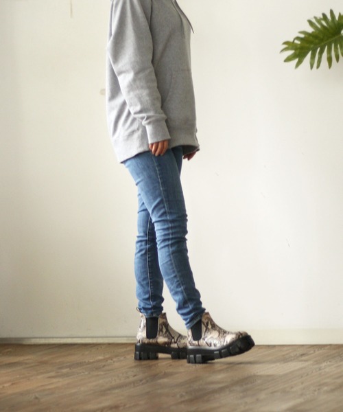 atmos pink(アトモスピンク)の「FAVOFAVO / ファボファボ 厚底ショートサイドゴアブーツ(ブーツ・レディース・ブラック/ブラック系その他/パイソン・M/L/S/LL)」の8枚目の写真