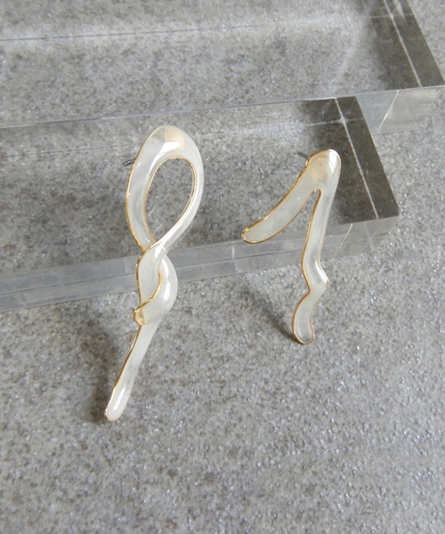 The Rule(ザルール)の「The Rule ザルール : RRR initial pierced earring : イニシャル ピアス(ピアス(両耳用)・レディース・クリア/ブラウン/ベージュ・FREE)」の2枚目の写真