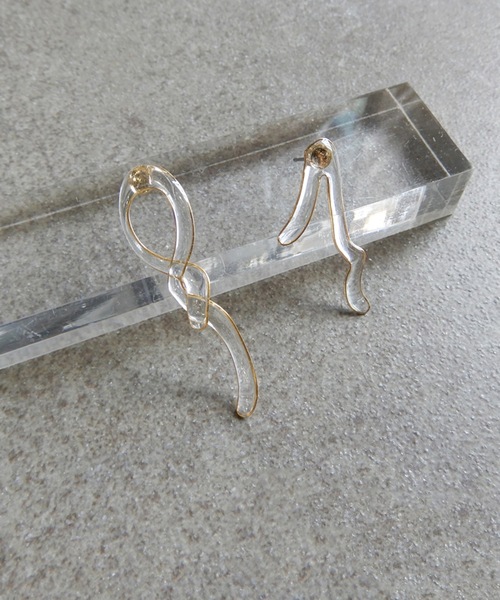 The Rule(ザルール)の「The Rule ザルール : RRR initial pierced earring : イニシャル ピアス(ピアス(両耳用)・レディース・クリア/ブラウン/ベージュ・FREE)」の3枚目の写真
