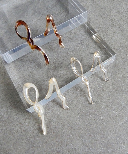 The Rule(ザルール)の「The Rule ザルール : RRR initial pierced earring : イニシャル ピアス(ピアス(両耳用)・レディース・クリア/ブラウン/ベージュ・FREE)」の4枚目の写真