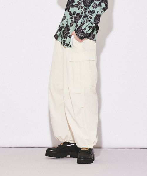 tk.TAKEO KIKUCHI(ティーケータケオキクチ)の「◆バギーカーゴパンツ(その他パンツ・メンズ・ブラック/ダークグリーン/オフホワイト・01/02/03)」の1枚目の写真