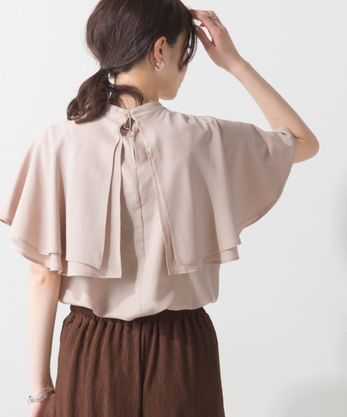 terrace（テラス）の「オーバーケープブラウス（シャツ/ブラウス・レディース・ブラック/グレイッシュベージュ/オフホワイト/オレンジ/カーキ/パープル/ブルー・MEDIUM）」の4枚目の写真