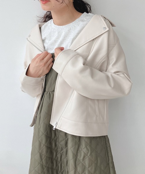 AS KNOW AS plus(アズノゥアズプラス)の「☆フェイクレザー レギュラーライダースジャケット(ライダースジャケット・レディース・ブラック/アイボリー/グレイッシュベージュ・FREE)」の2枚目の写真