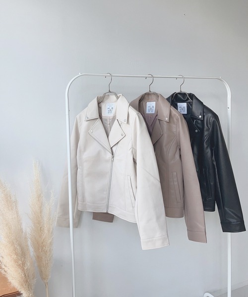 AS KNOW AS plus(アズノゥアズプラス)の「☆フェイクレザー レギュラーライダースジャケット(ライダースジャケット・レディース・ブラック/アイボリー/グレイッシュベージュ・FREE)」の4枚目の写真