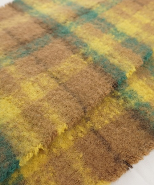 macocca(マコッカ)の「再生ポリエステル 太フリンジ ふわもこシャギーマフラー アクセントチェック柄(ストール/ショール・レディース・イエロー×グリーン/アイボリー/ブラウン・FREE)」の5枚目の写真