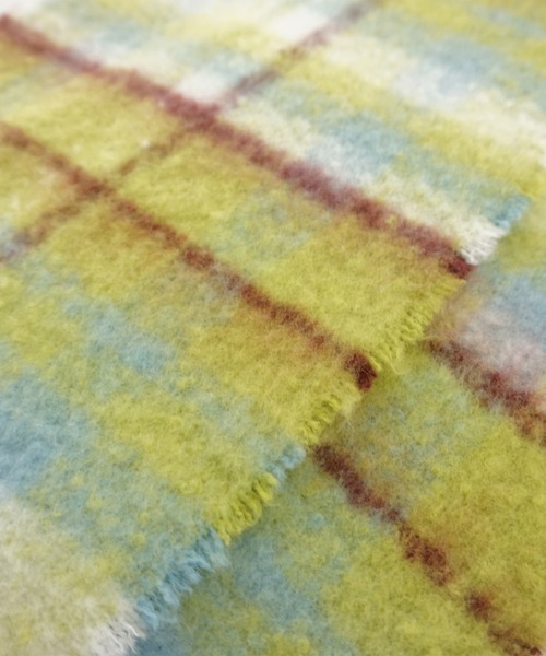 macocca(マコッカ)の「再生ポリエステル 太フリンジ ふわもこシャギーマフラー アクセントチェック柄(ストール/ショール・レディース・イエロー×グリーン/アイボリー/ブラウン・FREE)」の7枚目の写真