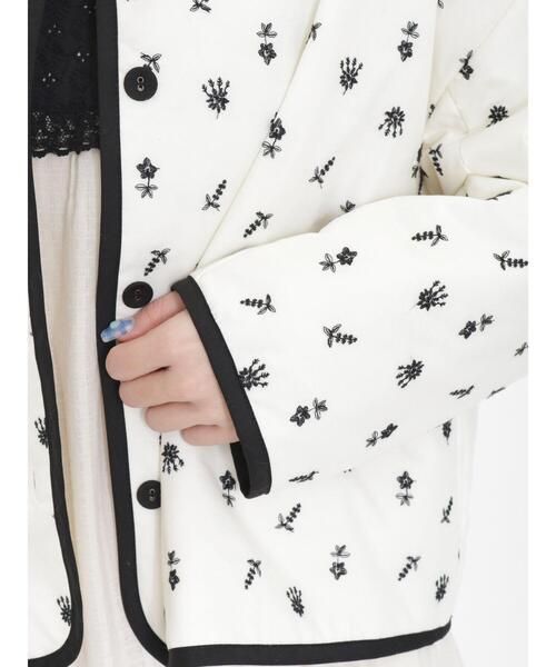 Samansa Mos2（サマンサ モスモス）の「中綿刺繍パイピングジャケット（ノーカラージャケット・レディース・モカ/オフホワイト/ブラック・F）」の5枚目の写真