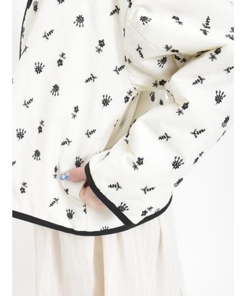 Samansa Mos2（サマンサ モスモス）の「中綿刺繍パイピングジャケット（ノーカラージャケット・レディース・モカ/オフホワイト/ブラック・F）」の4枚目の写真