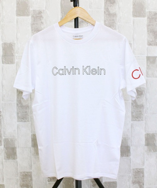 Calvin Klein(カルバン・クライン)の「CK トラベリングロゴ クルーネック 半袖Tシャツ ss traveling logo crewneck tee(Tシャツ/カットソー・メンズ・レッド/ホワイト/ブラック/ホワイト系その他4・M/XL/L/S)」の2枚目の写真