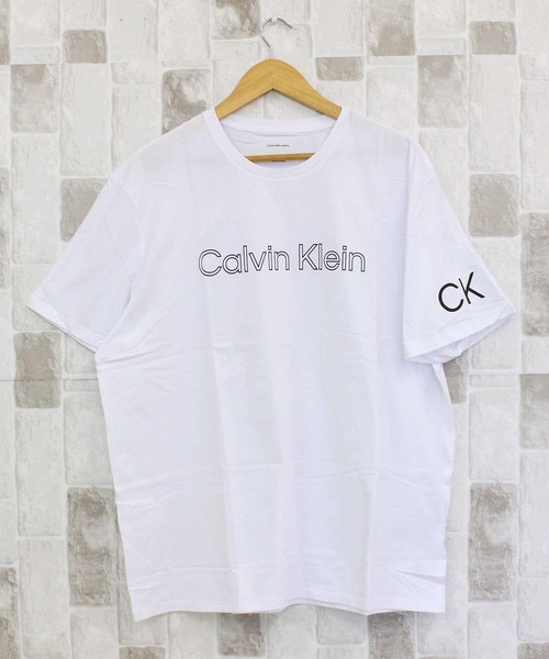 Calvin Klein(カルバン・クライン)の「CK トラベリングロゴ クルーネック 半袖Tシャツ ss traveling logo crewneck tee(Tシャツ/カットソー・メンズ・レッド/ホワイト/ブラック/ホワイト系その他4・M/XL/L/S)」の1枚目の写真