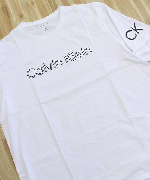 Calvin Klein(カルバン・クライン)の「CK トラベリングロゴ クルーネック 半袖Tシャツ ss traveling logo crewneck tee(Tシャツ/カットソー・メンズ・レッド/ホワイト/ブラック/ホワイト系その他4・M/XL/L/S)」の21枚目の写真