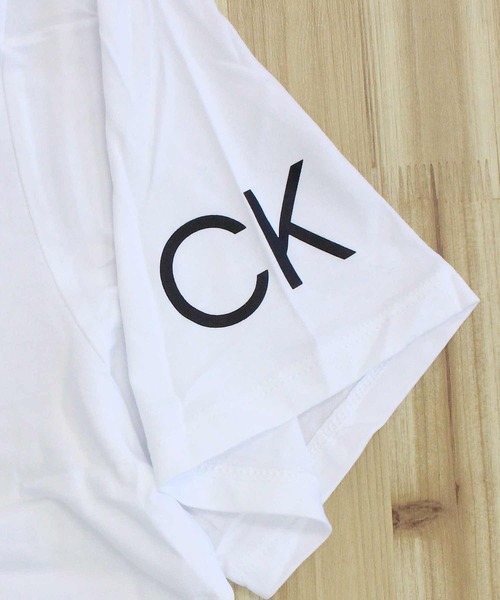 Calvin Klein(カルバン・クライン)の「CK トラベリングロゴ クルーネック 半袖Tシャツ ss traveling logo crewneck tee(Tシャツ/カットソー・メンズ・レッド/ホワイト/ブラック/ホワイト系その他4・M/XL/L/S)」の22枚目の写真