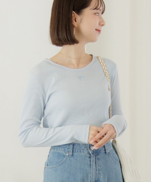 flower（フラワー）の「リボンエンブロイダリーエルエス（Tシャツ/カットソー・レディース・ブルー/ホワイト・FREE）」の2枚目の写真