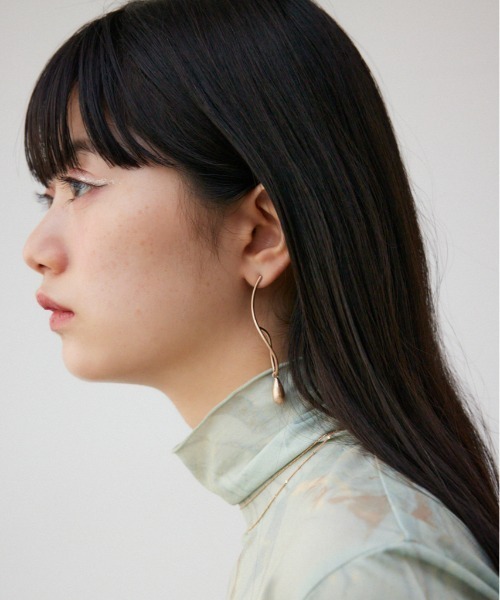 AZUL by moussy(アズールバイマウジー)の「ダルメタルアシンメトリードロップモチーフピアス(ピアス(両耳用)・レディース・シルバー/ゴールド系その他・FREE)」の1枚目の写真