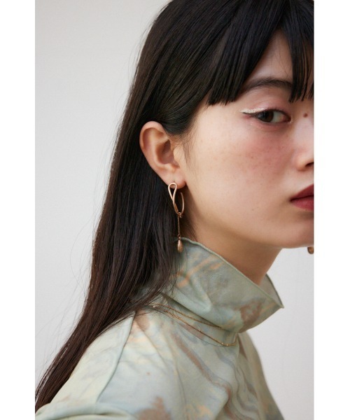 AZUL by moussy(アズールバイマウジー)の「ダルメタルアシンメトリードロップモチーフピアス(ピアス(両耳用)・レディース・シルバー/ゴールド系その他・FREE)」の8枚目の写真
