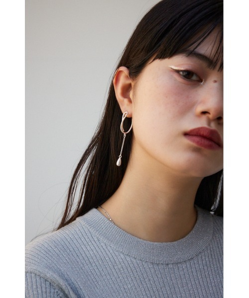 AZUL by moussy(アズールバイマウジー)の「ダルメタルアシンメトリードロップモチーフピアス(ピアス(両耳用)・レディース・シルバー/ゴールド系その他・FREE)」の3枚目の写真