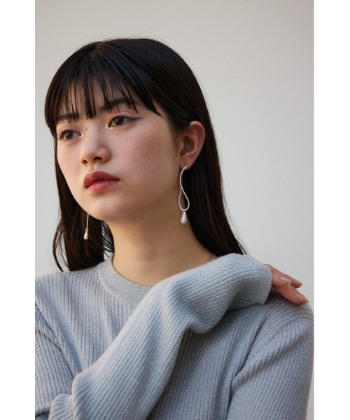 AZUL by moussy(アズールバイマウジー)の「ダルメタルアシンメトリードロップモチーフピアス(ピアス(両耳用)・レディース・シルバー/ゴールド系その他・FREE)」の4枚目の写真