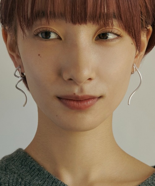 GOLDY（ゴールディ）の「ツイスト & ニュアンス ライン アシンメトリー イヤリング（イヤリング・レディース・ゴールド/シルバー系その他/ゴールド系その他/シルバー・FREE）」の2枚目の写真