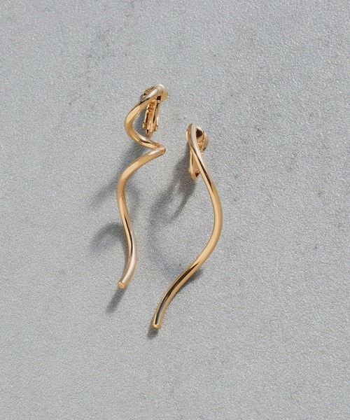 GOLDY（ゴールディ）の「ツイスト & ニュアンス ライン アシンメトリー イヤリング（イヤリング・レディース・ゴールド/シルバー系その他/ゴールド系その他/シルバー・FREE）」の9枚目の写真