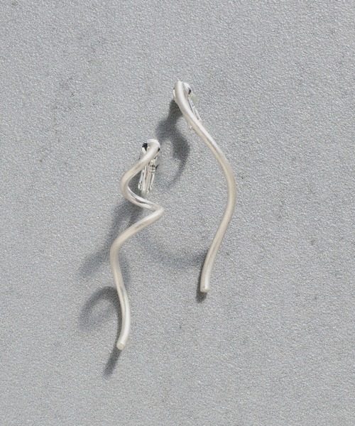 GOLDY（ゴールディ）の「ツイスト & ニュアンス ライン アシンメトリー イヤリング（イヤリング・レディース・ゴールド/シルバー系その他/ゴールド系その他/シルバー・FREE）」の8枚目の写真