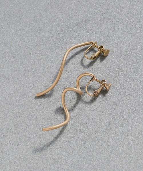 GOLDY（ゴールディ）の「ツイスト & ニュアンス ライン アシンメトリー イヤリング（イヤリング・レディース・ゴールド/シルバー系その他/ゴールド系その他/シルバー・FREE）」の6枚目の写真