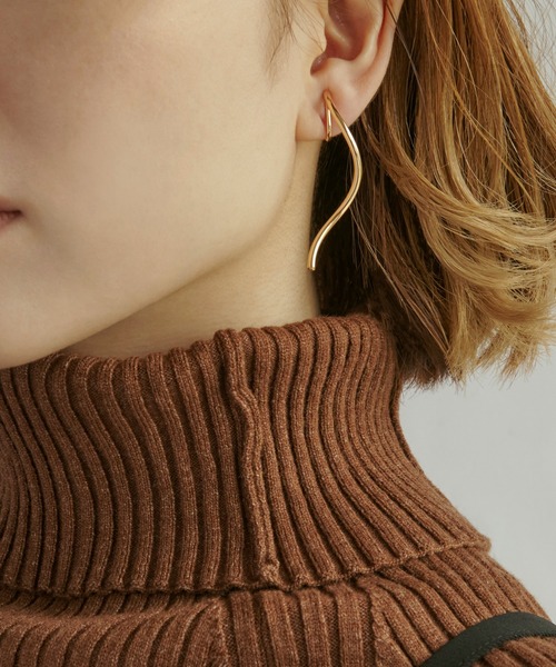 GOLDY（ゴールディ）の「ツイスト & ニュアンス ライン アシンメトリー イヤリング（イヤリング・レディース・ゴールド/シルバー系その他/ゴールド系その他/シルバー・FREE）」の7枚目の写真