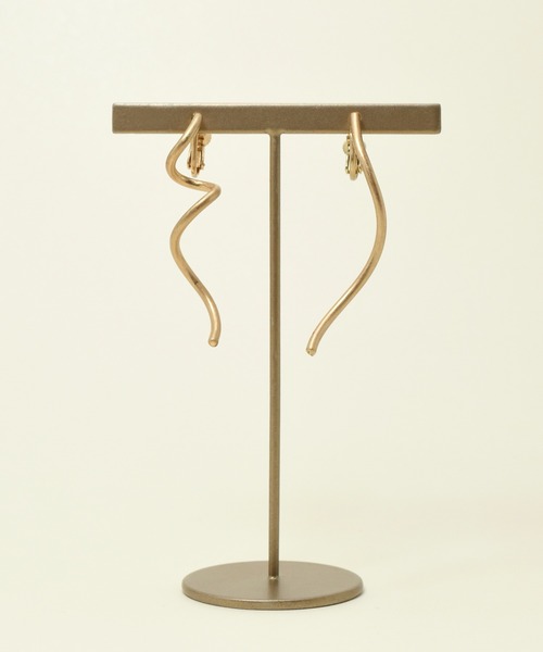 GOLDY（ゴールディ）の「ツイスト & ニュアンス ライン アシンメトリー イヤリング（イヤリング・レディース・ゴールド/シルバー系その他/ゴールド系その他/シルバー・FREE）」の5枚目の写真