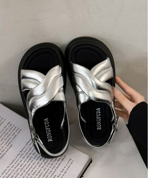 AMELY（エミリー）の「クロスベルトサンダル（サンダル・レディース・ブラック/ホワイト/シルバー・40/38/39/35/36/37）」の7枚目の写真