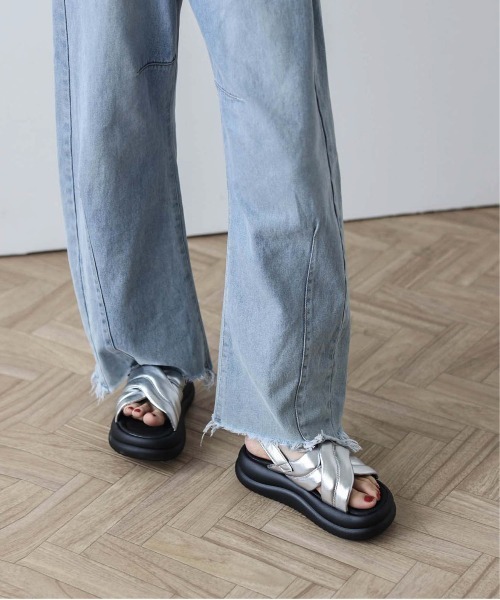 AMELY（エミリー）の「クロスベルトサンダル（サンダル・レディース・ブラック/ホワイト/シルバー・40/38/39/35/36/37）」の11枚目の写真