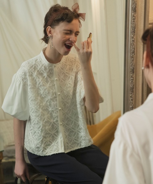 BONLECILL noir（ボンルシールノワール）の「【BONLECILL noir】フラワーレース 異素材ドッキングバルーンスリーブブラウス（シャツ/ブラウス・レディース・オフホワイト/ブラック・FREE）」の2枚目の写真