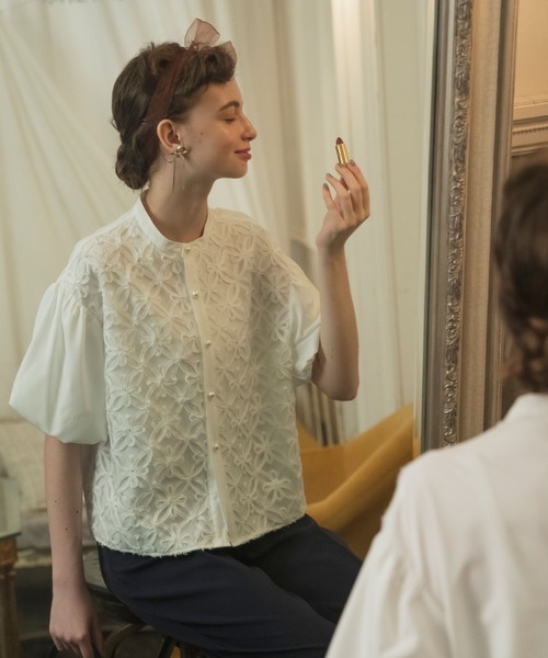 BONLECILL noir（ボンルシールノワール）の「【BONLECILL noir】フラワーレース 異素材ドッキングバルーンスリーブブラウス（シャツ/ブラウス・レディース・オフホワイト/ブラック・FREE）」の4枚目の写真