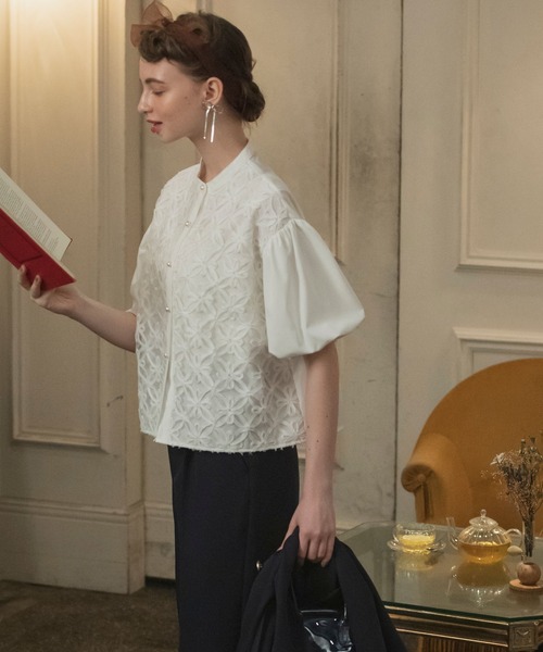 BONLECILL noir（ボンルシールノワール）の「【BONLECILL noir】フラワーレース 異素材ドッキングバルーンスリーブブラウス（シャツ/ブラウス・レディース・オフホワイト/ブラック・FREE）」の8枚目の写真