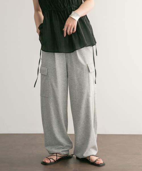 KBF（ケイビーエフ）の「WIDEカーゴスウェットパンツ（カーゴパンツ・レディース・オフホワイト/グレー・ONE）」の2枚目の写真