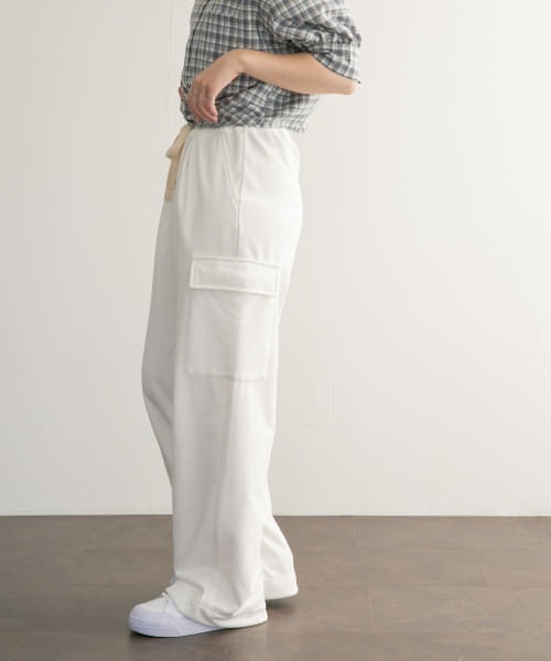 KBF（ケイビーエフ）の「WIDEカーゴスウェットパンツ（カーゴパンツ・レディース・オフホワイト/グレー・ONE）」の14枚目の写真