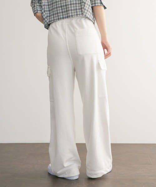 KBF（ケイビーエフ）の「WIDEカーゴスウェットパンツ（カーゴパンツ・レディース・オフホワイト/グレー・ONE）」の15枚目の写真